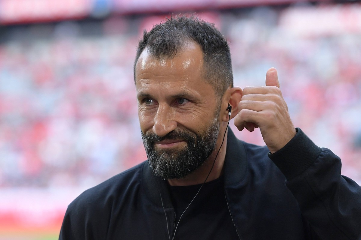 Fußball 1. Bundesliga 4. Spieltag FC Bayern München - Borussia Mönchengladbach am 27.08.2022 in der Allianz Arena in München Hasan Brazzo Salihamidzic Sportdirektor München DFB regulations prohibit an ...