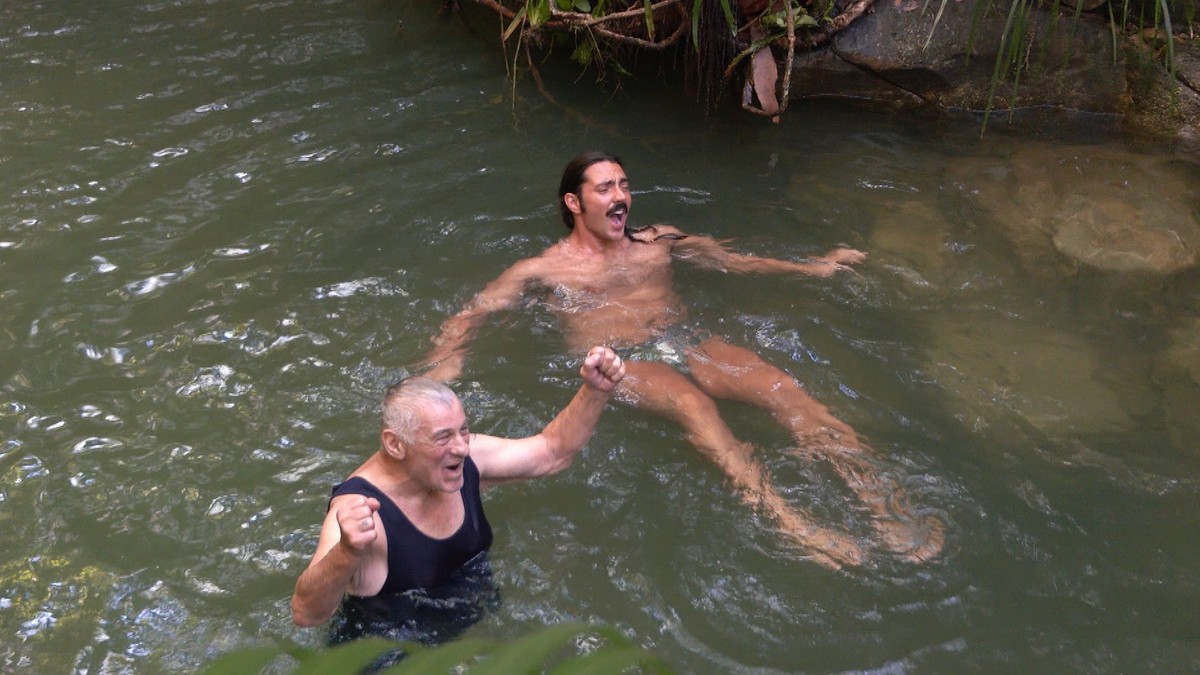 ACHTUNG: SPERRFRIST FÜR ALLE MEDIEN BIS ZUM SHOWENDE, DIENSTAG, 23.01.2024, 24:00 UHR !!! Tag 5 im Camp. Heinz Hoenig (l.) und Fabio Knez planschen fröhlich im Weiher.

+++ Die Verwendung des sendungs ...