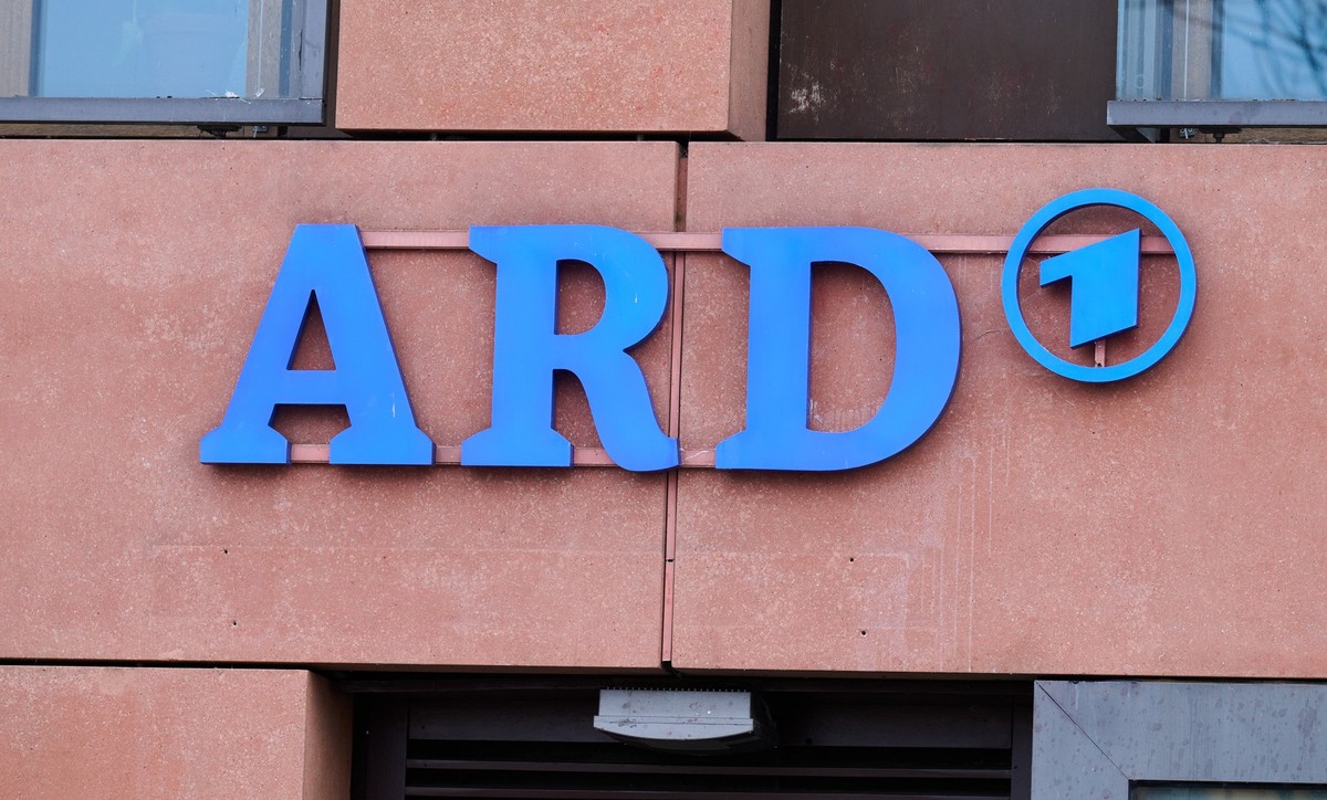 27.11.2024, Berlin: ARD Logo auf dem Haus des ARD-Hauptstadtstudios. Russland weist zwei Mitarbeiter der ARD aus. Foto: Annette Riedl/dpa +++ dpa-Bildfunk +++
