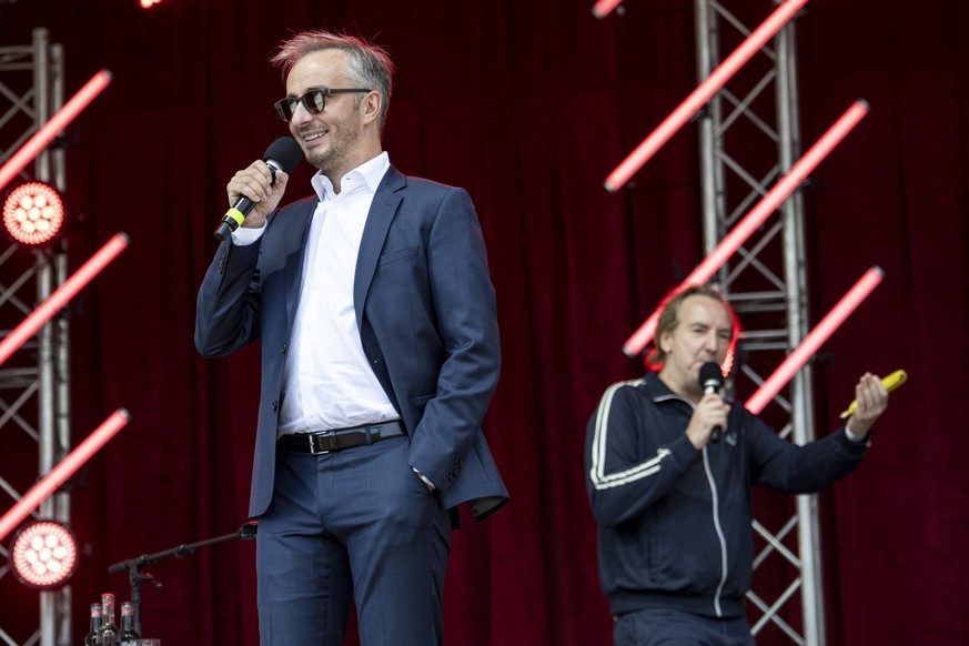 Jan Böhmermann und Olli Schulz nehmen zusammen den Podcast "Fest und Flauschig" auf.