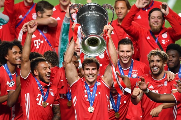 Fussball Champions League/ Finale/ Paris St. Germain - Bayern Muenchen 0-1 Leon GORETZKA Bayern Muenchen mit Cup,Pokal,Trophaee,trophy,Siegerung. Fussball Champions League, Finale, Paris St. Germain P ...