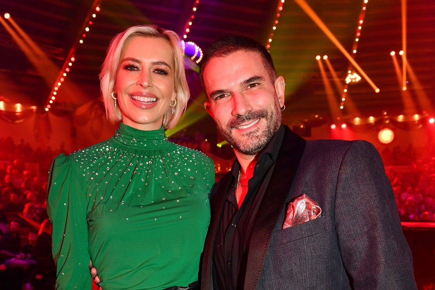 Verena Kerth und Marc Terenzi bei der Circus Krone Weihnachts Premiere vom Winterprogramm Farbenspiel am 25.12.2023 in Muenchen Circus Krone Gala Premiere vom Winterprogramm Farbenspiel in Muenchen ** ...