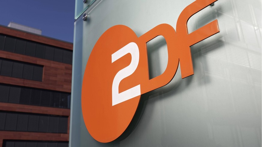 Logo ZDF auf einem Pylon, Zweites Deutsches Fernsehen,