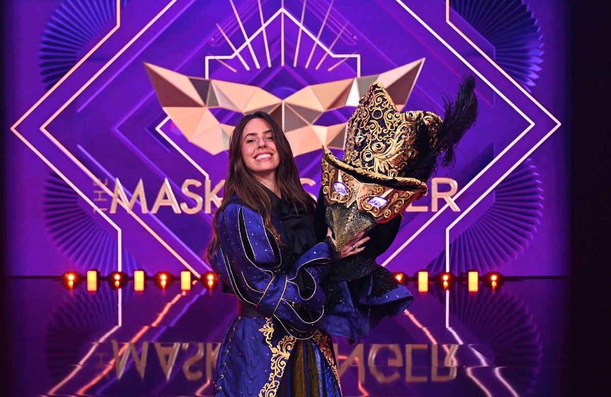 HANDOUT - 27.04.2024, Nordrhein-Westfalen, K�ln: In dem vom Fernsehsender ProSieben zur Verf�gung gestellten Bild h�lt die S�ngerin Vanessa Mai die Maske �Das Mysterium� nach ihrer Enttarnung in der F ...