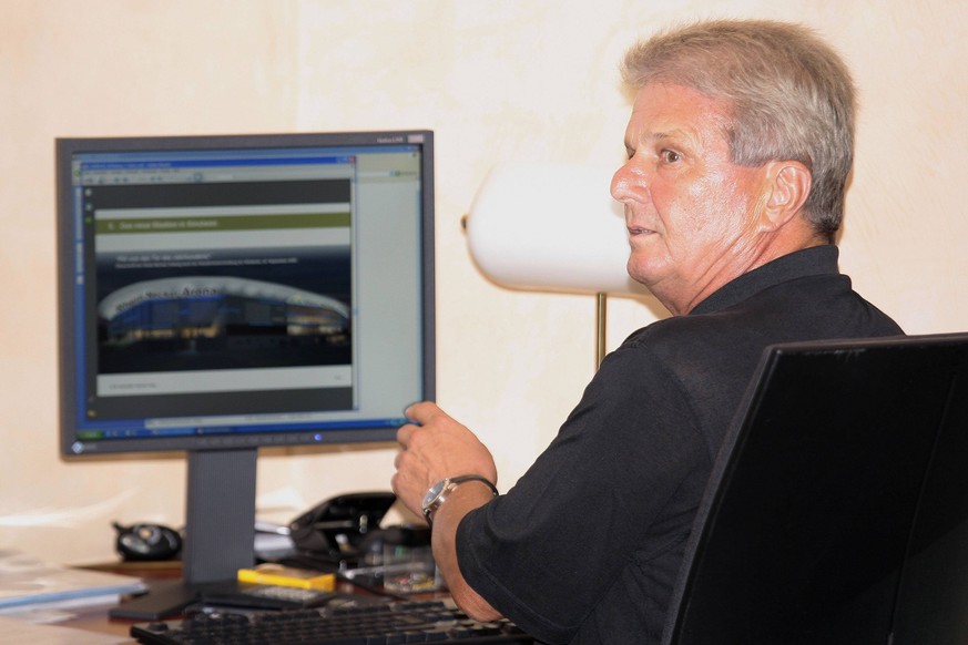 Die TSG Hoffenheim im Oberhaus hat Thomas Doll als Bundesliga-Trainer gar nicht mehr erlebt. Hier zeigt Mäzen Dietmar Hopp gerade seine Pläne fürs Sinsheimer Fußballimperium auf Windows XP. Am 18. Mai 2008 macht die TSG mit einem Sieg gegen Greuther Fürth ihren Aufstieg in die erste Liga klar, Thomas Doll tritt einen Tag später in Dortmund zurück.