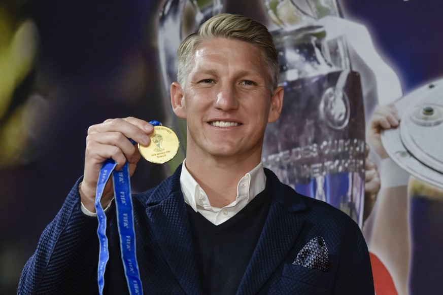 Stolz praesentiert Bastian Schweinsteiger seine Weltmeistermedaille bei der Verleihung seines Sternes auf dem Walk of Fame in der FC Bayern Erlebniswelt in der Allianz Arena am 27. August 2018 in Muen ...