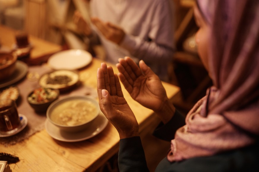Vor dem Essen wird im Ramadan traditionell gebetet.