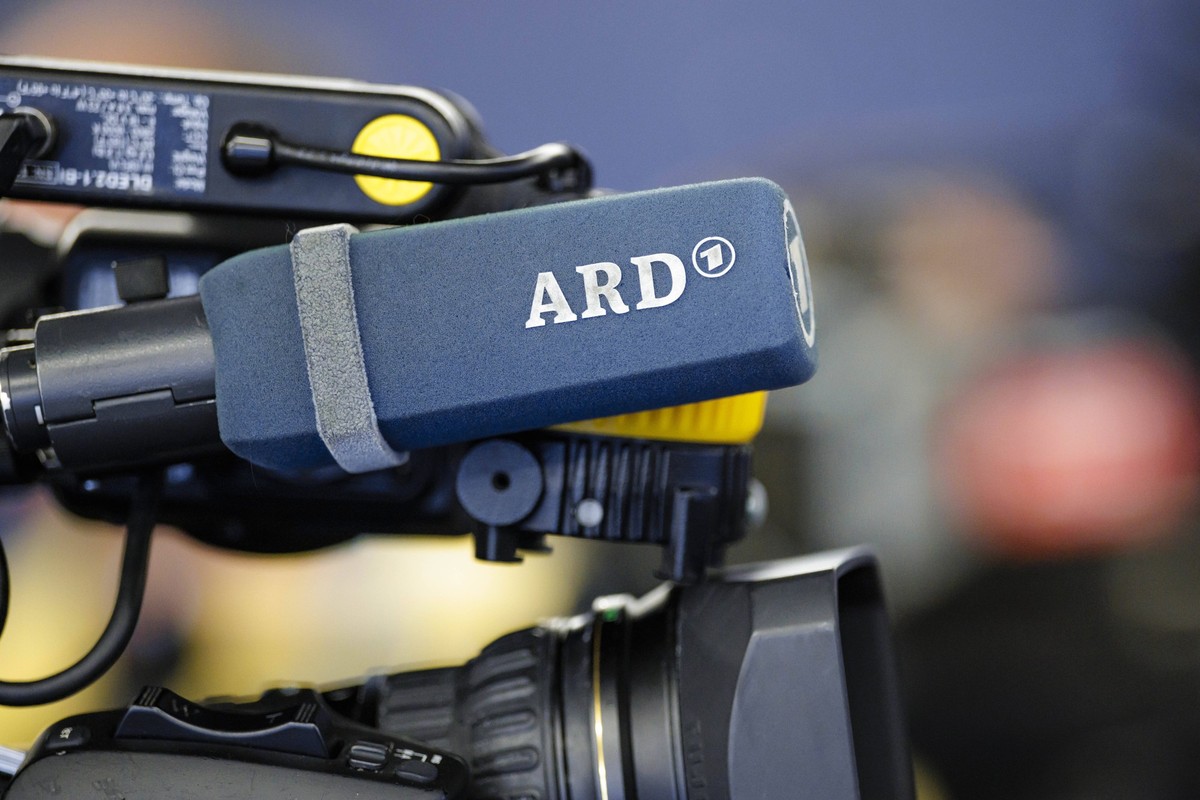 Symbolfoto zum Thema ARD. Das Logo des Rundfunkverbands ARD ist auf dem Mikro einer Fernsehkamera zu sehen. Berlin, 08.01.2025. Berlin Deutschland *** Symbolic photo on the topic ARD The logo of the A ...
