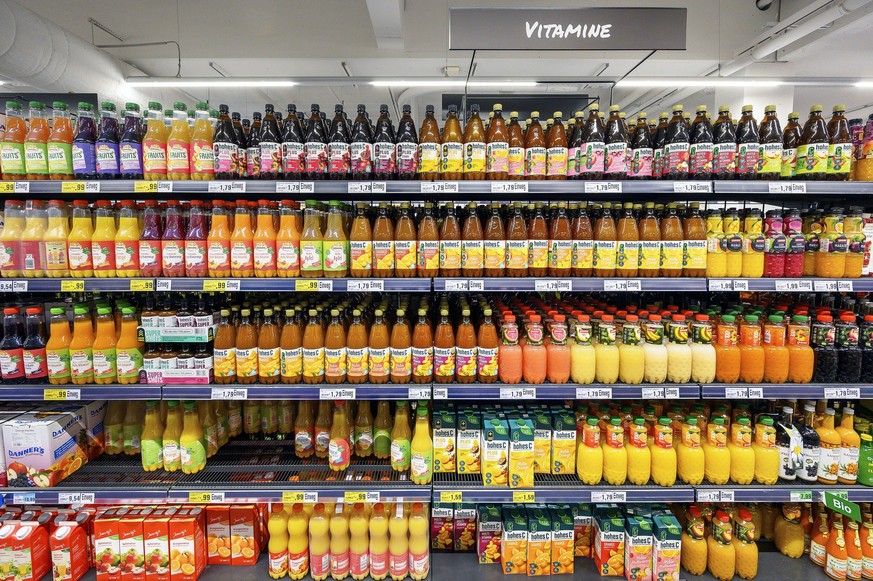 Regale mit Fruchtsäften und Getränken im Großmarkt, Bayern, Deutschland, Europa *** Shelves with Fruit juices and Beverages at wholesale market, Bavaria, Germany, Europe Copyright: imageBROKER/Manfred ...