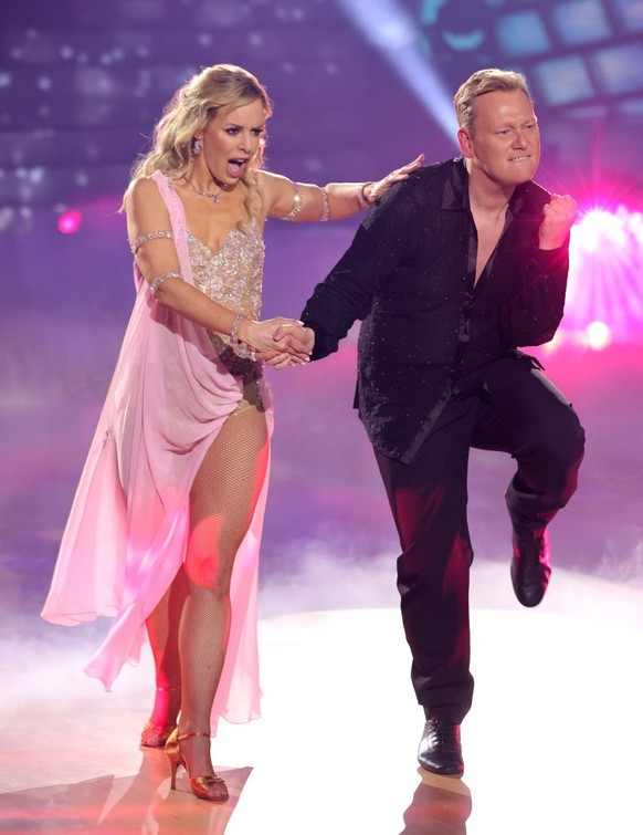 COLOGNE, GERMANY - FEBRUARY 24: Jens &#039;Knossi&#039; Knossalla and Isabel Edvardsson perform on stage during the first &quot;Let&#039;s Dance&quot; show at MMC Studios on February 24, 2023 in Colog ...