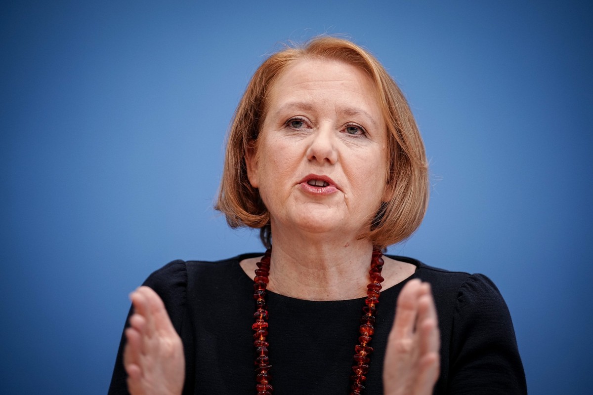 ARCHIV - 24.11.2022, Berlin: Lisa Paus (Bündnis 90/Die Grünen), Bundesministerin für Familie, Senioren, Frauen und Jugend, gibt eine Pressekonferenz. Paus hat mehr Tempo bei der Umsetzung der geplante ...