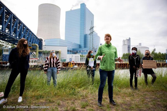 Greenpeace climate expert Lisa Goeldner speaks.
On the occasion of the annual general meeting of the energy company Uniper, a broad civil society alliance of local and international activists, represe ...