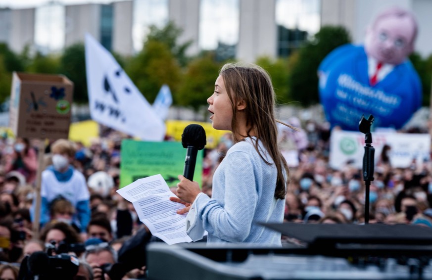 Demonstration gegen die Aufhebung des Mietendeckels Globaler Klimastreik in Berlin. Zum 24.09.2021 rief Fridays for Future zum globalen Klimastreik unter dem Motto Another world is possible - eine bes ...