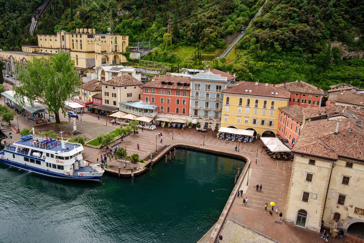 Bootsfahrt auf dem Gardasee Italien. Touristen besteigen eines der Ausflugsboote im Hafen von Riva del Garda f