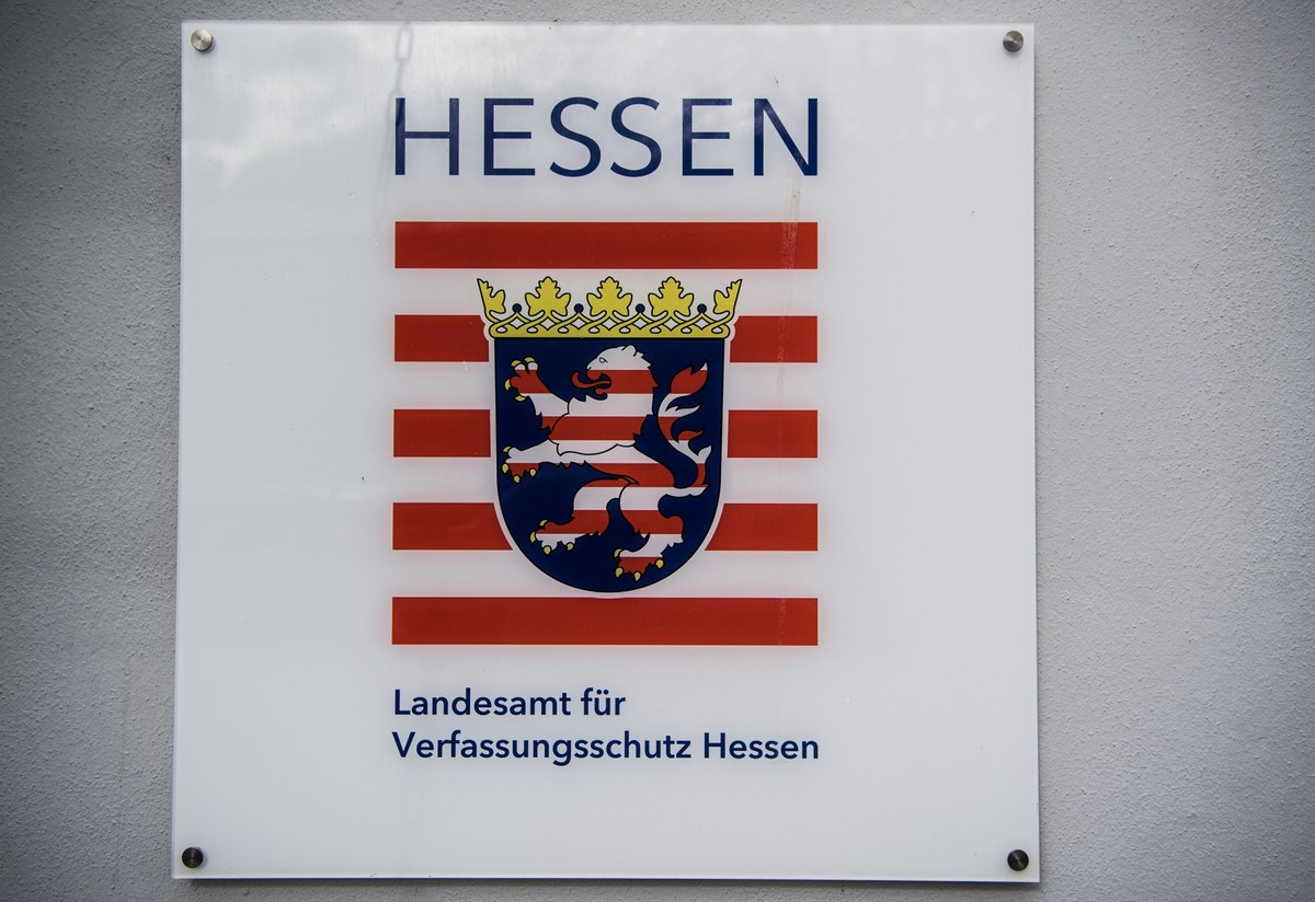 ARCHIV - 11.03.2019, Hessen, Wiesbaden: Das Schild &quot;Landesamt f�r Verfassungsschutz Hessen&quot; ist an einem Geb�ude angebracht. (zu dpa �Ukraine-Krieg versch�rft Sicherheitslage - mehr Extremis ...