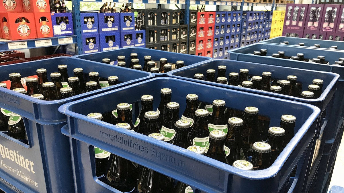 Corona-Krise Deutschen Bierbrauern droht Pleitewelle. Archivfoto: gestapelte volle Bierkisten in einem Getraenkemarkt.Augustiner Helles Bier. *** Corona crisis German brewers threatened with bankruptc ...