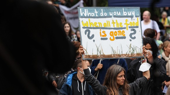 Köln: Enteignen statt Krise eine klimagerechte Zukunft aufbauen Demo Schild: Was kaufst du, wenn es keine Nahrungsmittel mehr gibt -Demonstration: Enteignen statt Krise eine klimagerechte Zukunft aufb ...