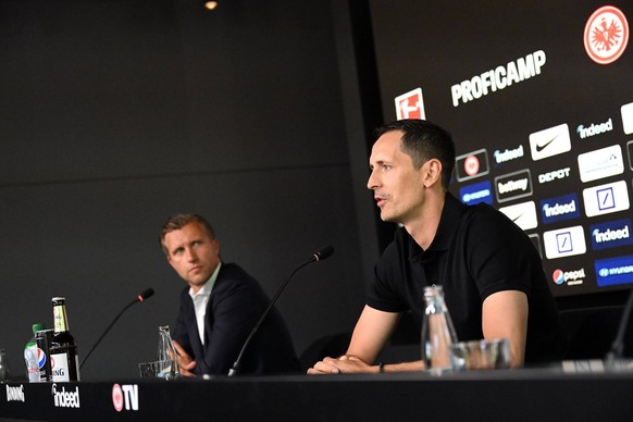 07.07.2023, xjhx, Fussball 1.Bundesliga, Eintracht Frankfurt - Pressekonferenz Dino Toppmöller emspor, vl Vorstand Markus Kroesche Krösche Sportdirecteur van Eintracht Frankfurt, Trainer Dino ...