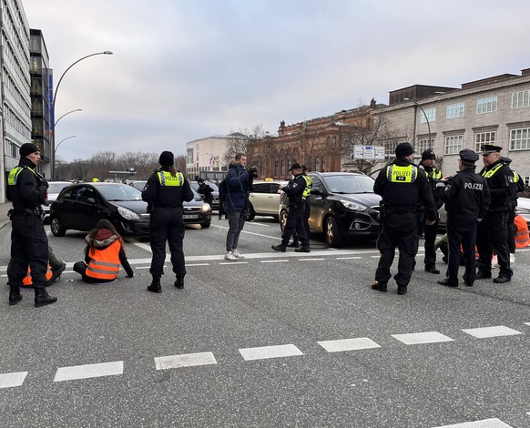 Die Autofahrer:innen sind wütend, weil sie nicht weiterfahren können.