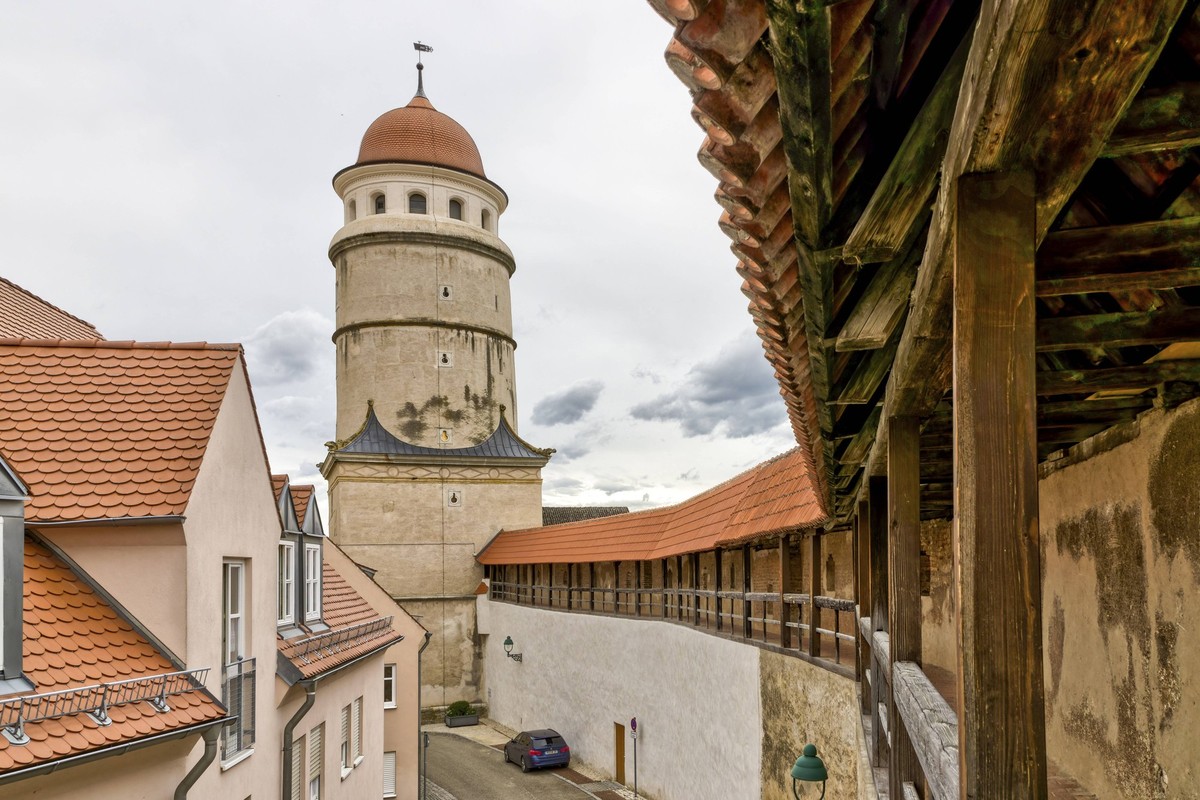 Deininger Tor and Nördlingen covered city wall in the old town, Nördlingen, Swabia, Bavaria, Germany, Europe *** Deininger Gate and Nördlingen Covered City Wall in The Old town, Nördlingen, Swabia, Ba ...