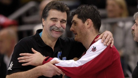 Hatten ein enges Verhältnis: Heiner Brand (l.) und Henning Fritz nach dem WM-Sieg 2007.