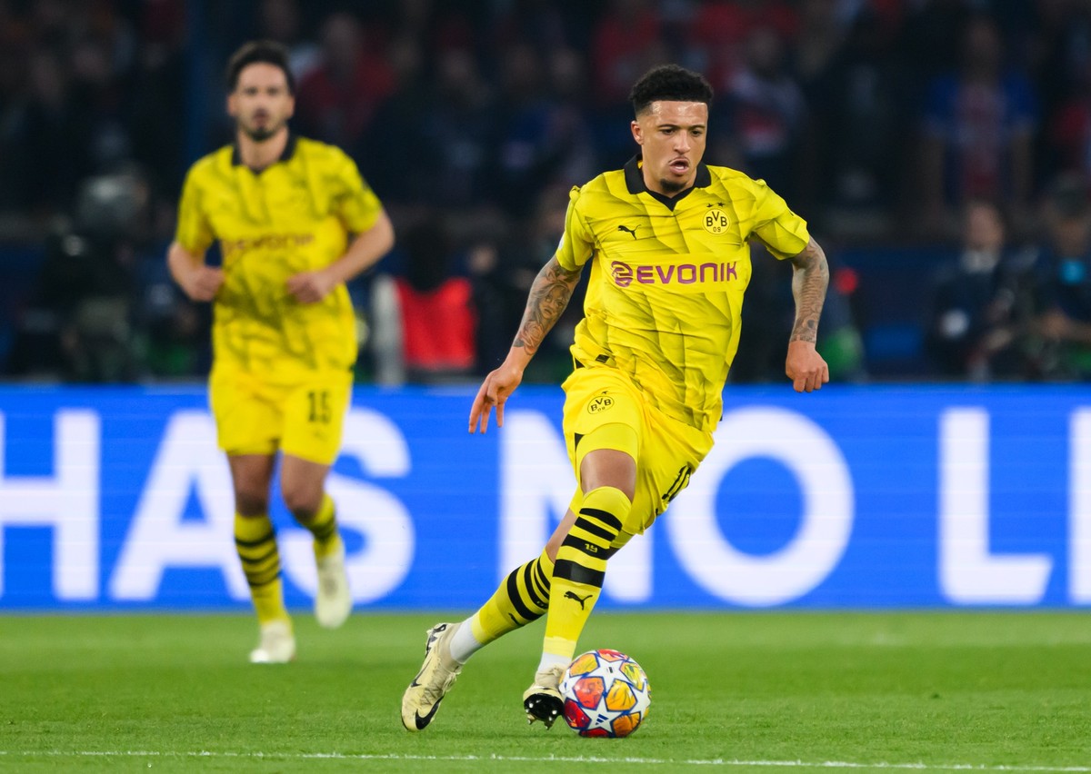 ARCHIV - 07.05.2024, Frankreich, Paris: Fu�ball: Champions League, Paris Saint-Germain - Borussia Dortmund K.o.-Runde, Halbfinale, R?ckspiele. Dortmunds Jadon Sancho spielt den Ball. Sancho steht vor  ...