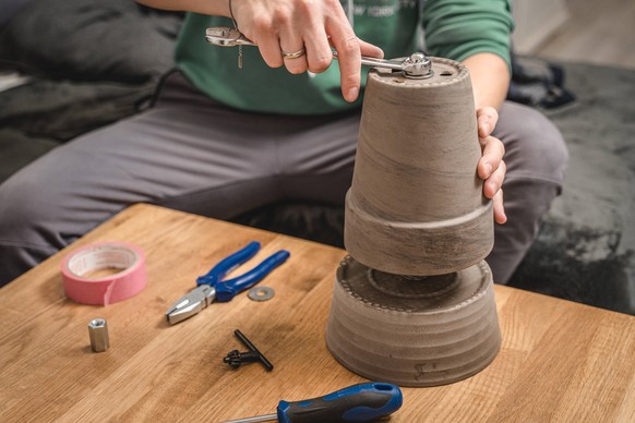 DIY-Heizung selber bauen: Ein Teelicht-Ofen aus Blumentopf und Untersatz.