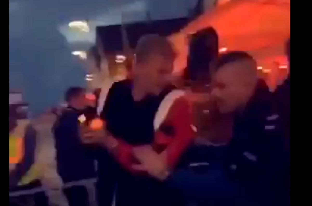 Erling Haaland wird von einem Security-Mitarbeiter augenscheinlich vor die Tür gebracht.
