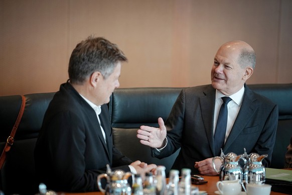 19.10.2022, Berlin: Bundeskanzler Olaf Scholz (r, SPD), und Robert Habeck (l, Bündnis 90/Die Grünen), Bundesminister für Wirtschaft und Klimaschutz, nehmen an der Sitzung des Bundeskabinetts im Bundes ...