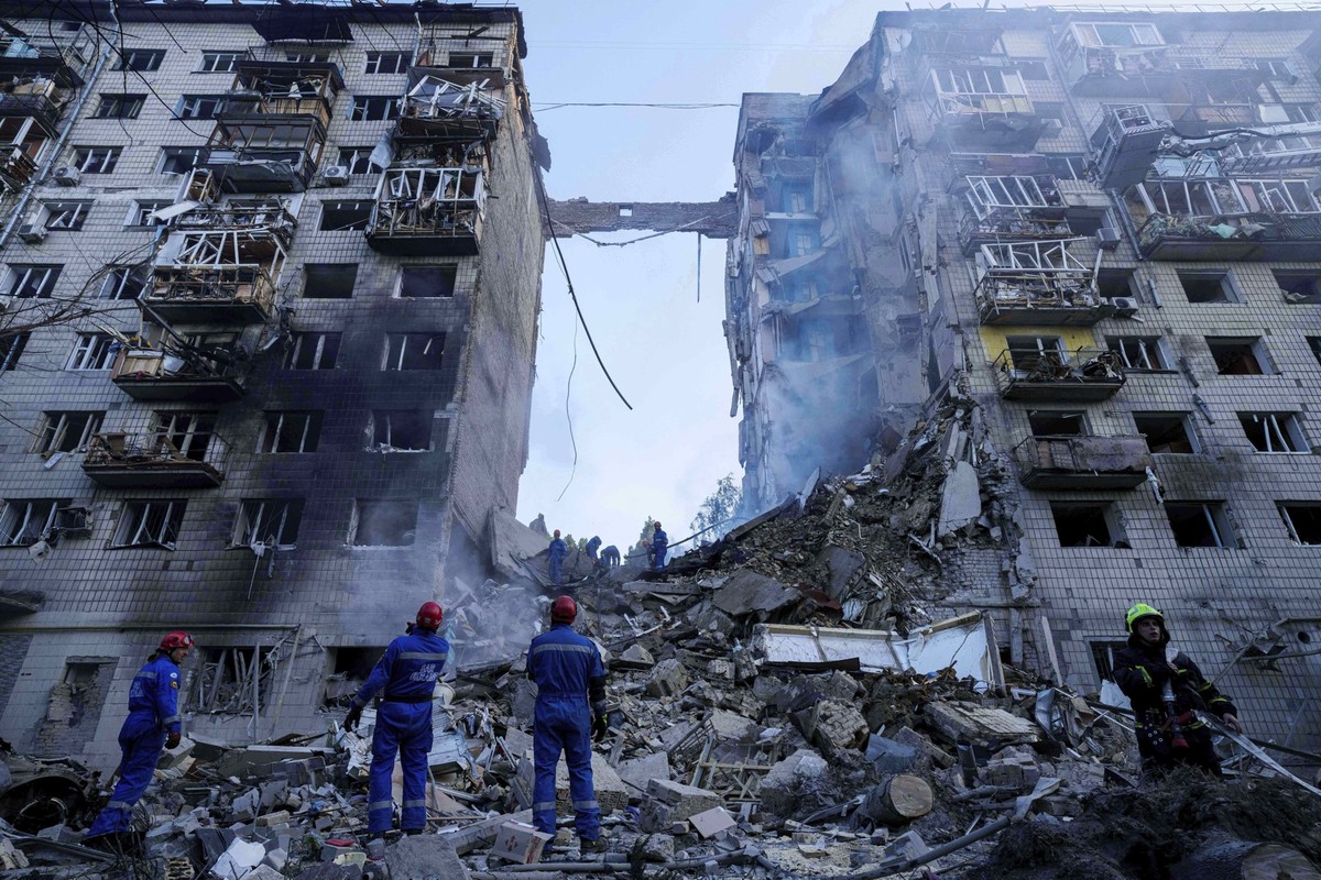 17.06.2025, Ukraine, Kiew: Rettungskräfte räumen die Trümmer an einem zerstörten mehrstöckigen Wohnhaus nach dem Einschlag einer russischen Rakete in der ukrainischen Hauptstadt. Foto: Evgeniy Malolet ...