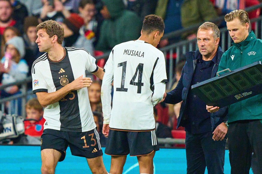 Jamal Musiala, DFB 14 Thomas Müller, DFB 13 DFB headcoach Hans-Dieter Hansi Flick , Bundestrainer, Nationaltrainer, in the UEFA Nations League 2022 match ENGLAND - GERMANY 3-3 in Season 2022/2023 on S ...