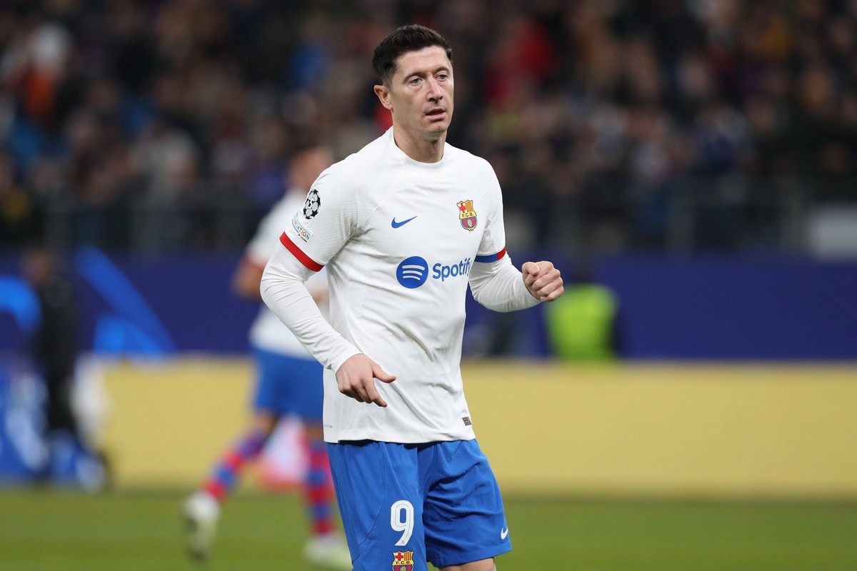 07.11.2023, xtgx, Fussball, UEFA Champions League, Schachtar Donezk - FC Barcelona, Barca emspor, v.l. Robert Lewandowski Barcelona, 9 beim Warm-Up DFL/DFB REGULATIONS PROHIBIT ANY USE OF PHOTOGRAPHS ...