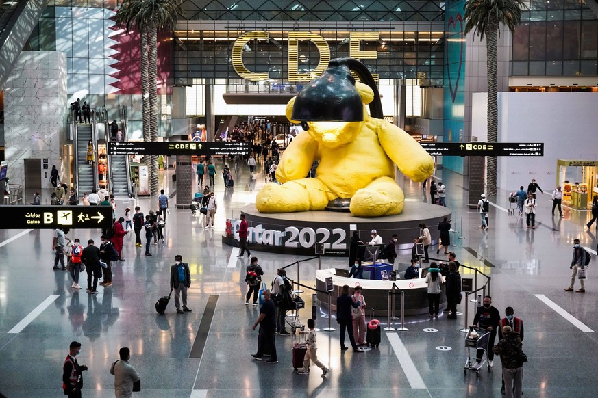 Doha, Quatar, 06.04.2022: Innenansicht des Terminals im Hamad-International-Airport in Doha, Katar. *** Doha, Qatar, 06 04 2022 Interior view of the terminal at Hamad International Airport in Doha, Qa ...