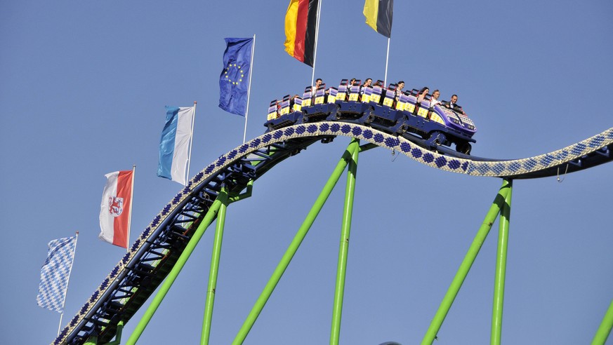Ups... Achterbahn muss fürs Oktoberfest ab- und wieder aufgebaut werden