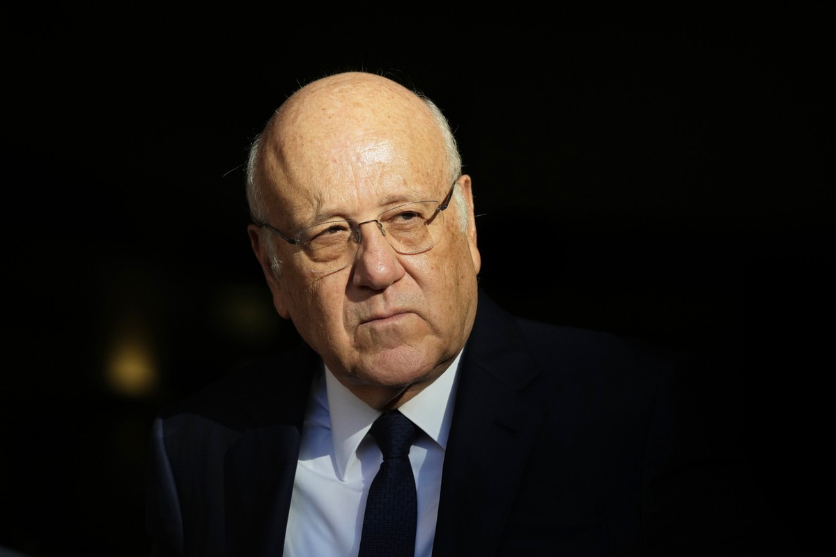 ARCHIV - 18.10.2024, Libanon, Beirut: Der libanesische geschäftsführende Ministerpräsident Nadschib Mikati wartet auf die Ankunft der italienischen Ministerpräsidentin Meloni. (zu dpa: «Libanon: Hoffn ...