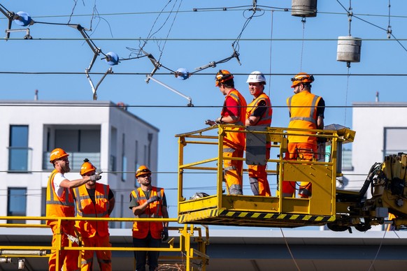 07.09.2023, Bayern, München: Arbeiter reparieren am Bahnhof Laim eine abgerissene Oberleitung. Nach einem Oberleitungsschaden in München ist der Fernverkehr vom und zum Münchner Hauptbahnhof eingestel ...