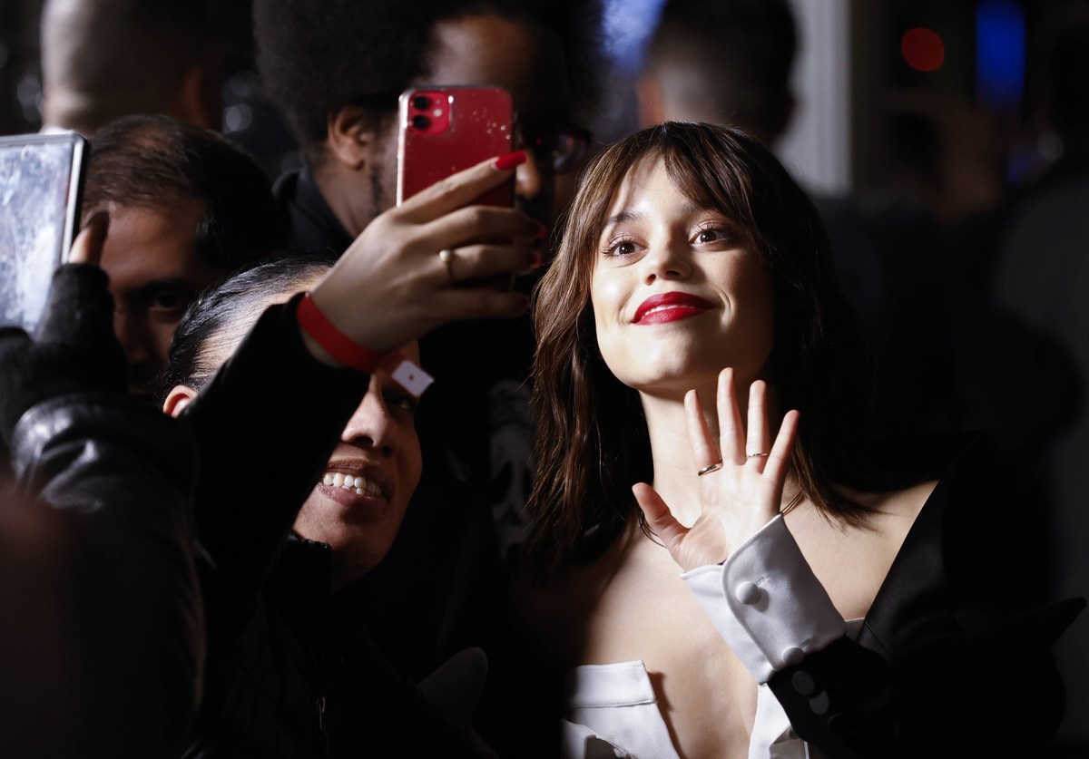 Jenna Ortega greets fans when she arrives on the red carpet at the world premiere of Scream VI at AMC Lincoln Square on Monday, March 6, 2023 in New York City. PUBLICATIONxINxGERxSUIxAUTxHUNxONLY NYP2 ...