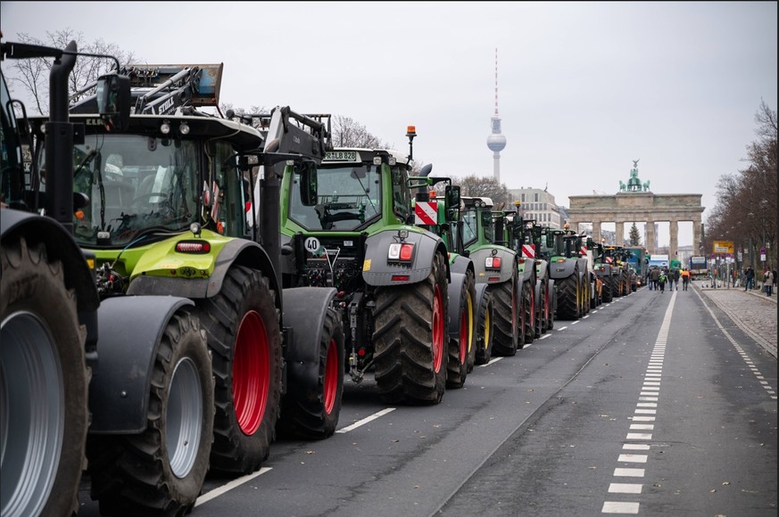 Bereits am 18. Dezember streikten Landwirte mit ihren Traktoren vor dem Brandenburger Tor gegen die Einsparungspläne der Ampel-Regierung.