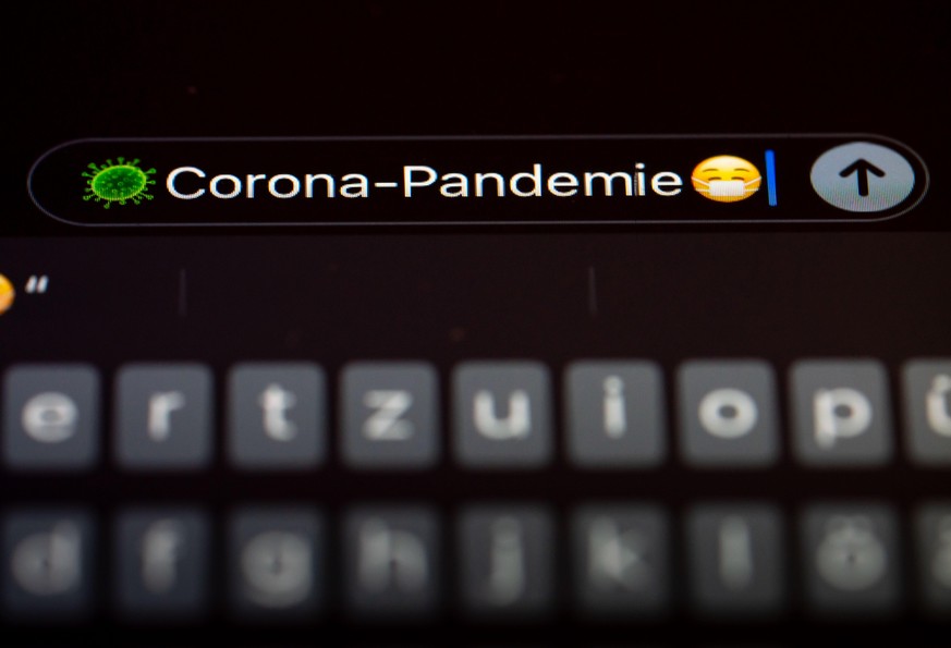 29.11.2020, Hessen, Frankfurt/Main: ILLUSTRATION - &quot;Corona-Pandemie&quot; steht auf dem Display eines Mobiltelefons. Die Gesellschaft f