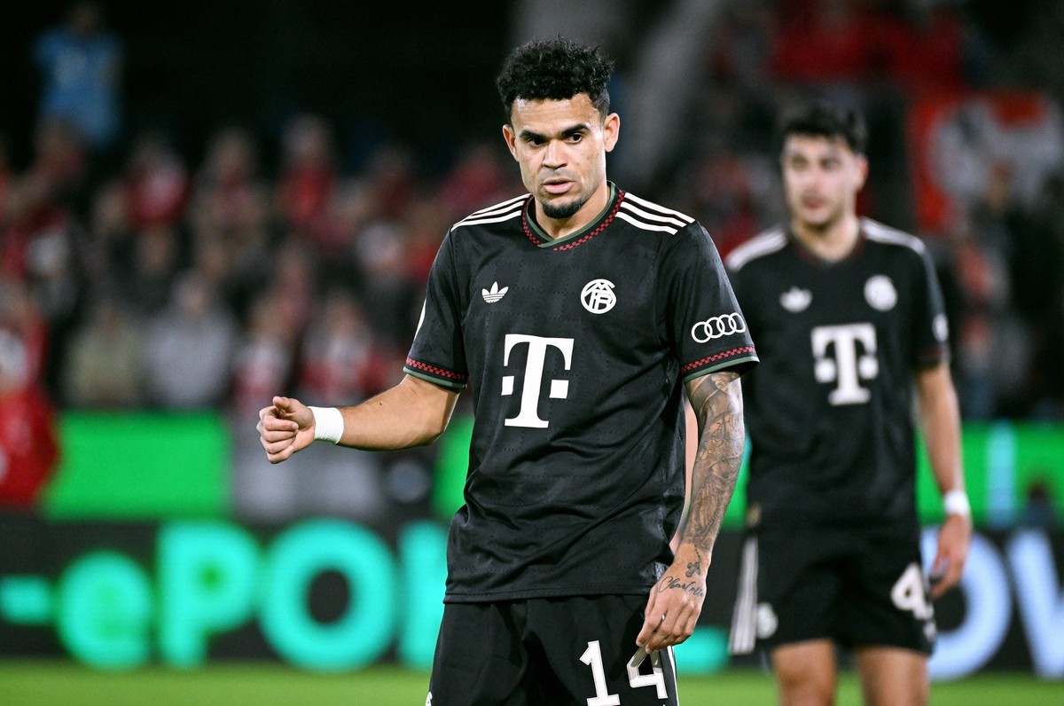 Fussball, DFB Pokal, Deutschland, Herren, Saison 2025/2026, 2. Runde, Rhein Energie Stadion K�ln, 1. FC K�ln - FC Bayern M�nchen 1:4 Luis Diaz FCB. Aktion, Einzelbild. *** Football, DFB Pokal, Germany ...