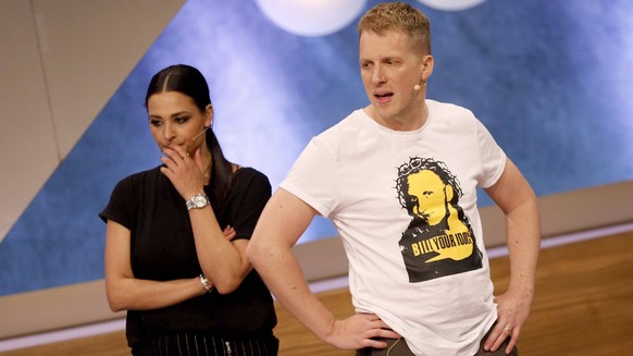 L'artista Oliver Pocher con sua moglie Amira Pocher nello spettacolo dal vivo di RTL Pocher vs.  Wendler - Niente più divertimento ai NOBEO Studios.  Dopo il loro matrimonio nel 2019, entrambi hanno annunciato la loro separazione nell'agosto 2023...