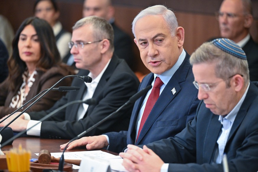 HANDOUT - 10.12.2023, Israel, Jerusalem: Benjamin Netanjahu (2.v.r), Ministerpr
