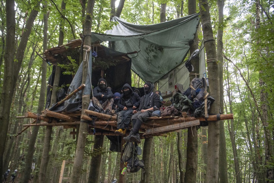 01.10.2020, Hessen, Stadtallendorf: Umweltaktivisten sitzen im besetzten Wald bei Stadtallendorf auf einer Baumhütte. Hier soll der erste Bauabschnitt für die umstrittene A49 beginnen. Foto: Boris Roe ...