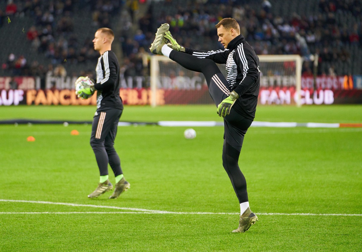 Pokert gerade auch bei seiner Vertragsverlängerung: Manuel Neuer (r.).