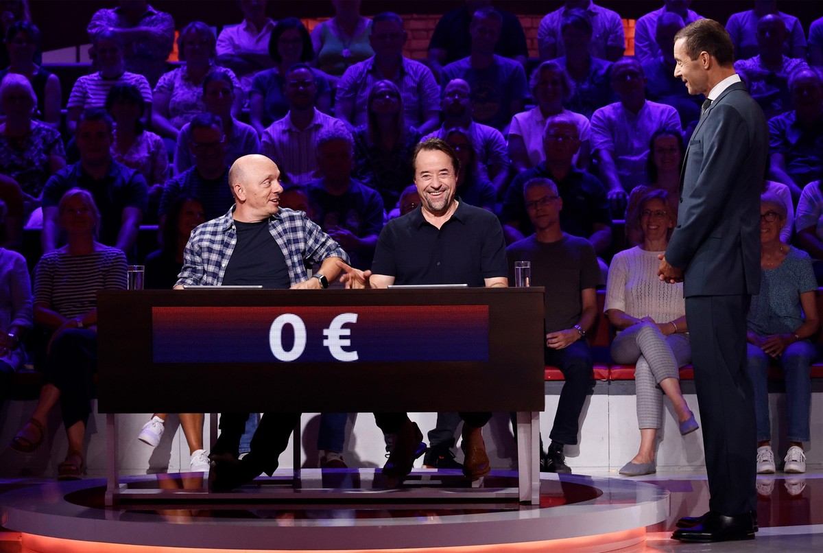 ARD WER WEISS DENN SOWAS? FOLGE 1185, &quot;Jan Josef Liefers und Moritz Bleibtreu&quot;, am Mittwoch (30.10.24) um 18:00 Uhr im ERSTEN.
Moderator Kai Pflaume (re.) mit Rateteam-Kapitän Bernhard Hoëck ...