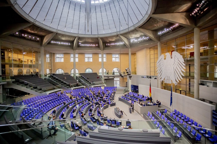 ARCHIV - 17.12.2020, Berlin: Der Plenarsaal des Deutschen Bundestages ist während einer Debatte zu AfD-Anträgen zur Bekämpfung der Verfolgung von Christen zu sehen. Seit Jahren wird darüber gestritten ...