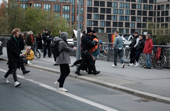 Die Aktionen der Letzten Generation spalten die Gesellschaft: Viele sind wütend und genervt über den Protest. Klimaaktivisten in Berlin werden von Polizisten von der Straße gezerrt.