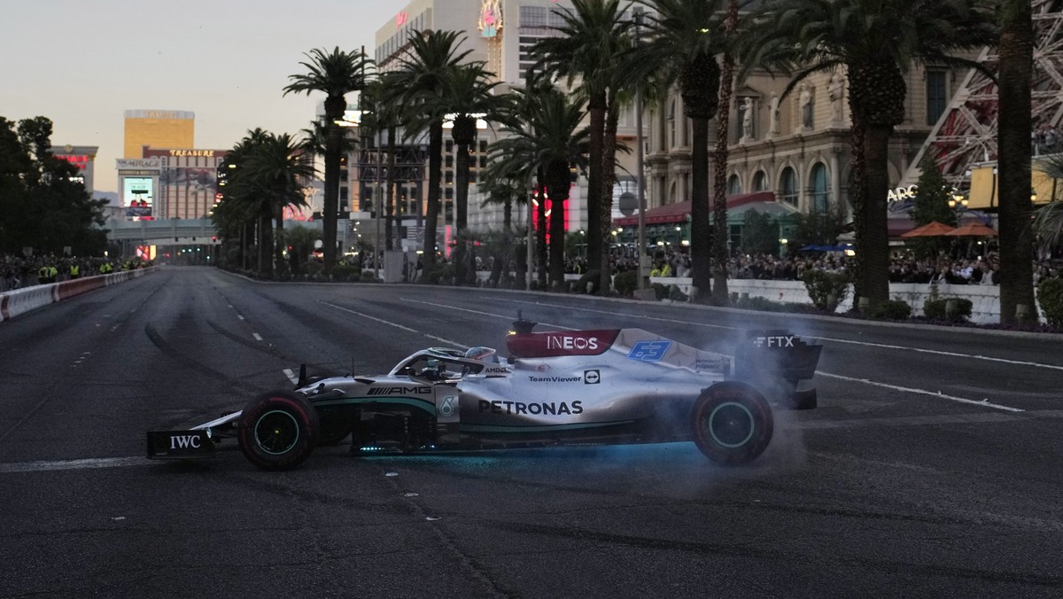 ARCHIV - 05.11.2022, USA, Las Vegas: George Russell macht einen Burnout während einer Demonstration entlang des Las Vegas Strip bei einer Eröffnungsparty für den Großen Preis von Las Vegas der Formel ...