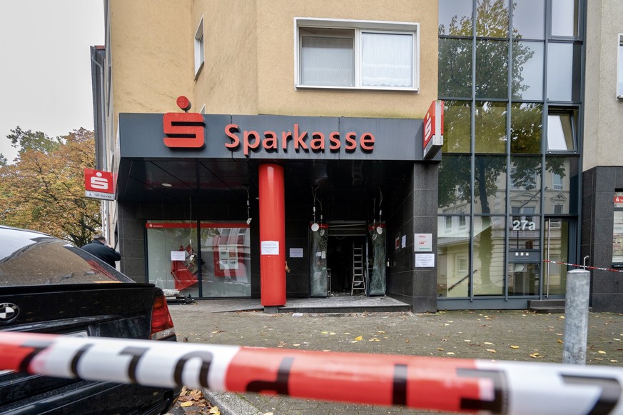 Sprengung von Geldautomatenin Gelsenkirchen *** NUR FUeR REDAKTIONELLE ZWECKE *** EDITORIAL USE ONLY ***&lt;p&gt;Eine Sparkasse an der Kanzlerstrasse ist am Donnerstag, 26. Oktober 2023 in Gelsenkirch ...