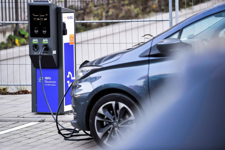 Mobilitaet, Elektroantrieb. Autoverkehr in Stuttgart, ein E-Fahrzeg beim Laden der Batterie. Situationen auf den Strassen der Landeshauptstadt. Stuttgart Baden-Wuerttemberg Deutschland *** Mobility, e ...